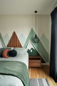 Design intérieur d'une chambre d'enfant avec motifs de montagnes, réalisé par Ambria Design, studio de design d'intérieur à Québec