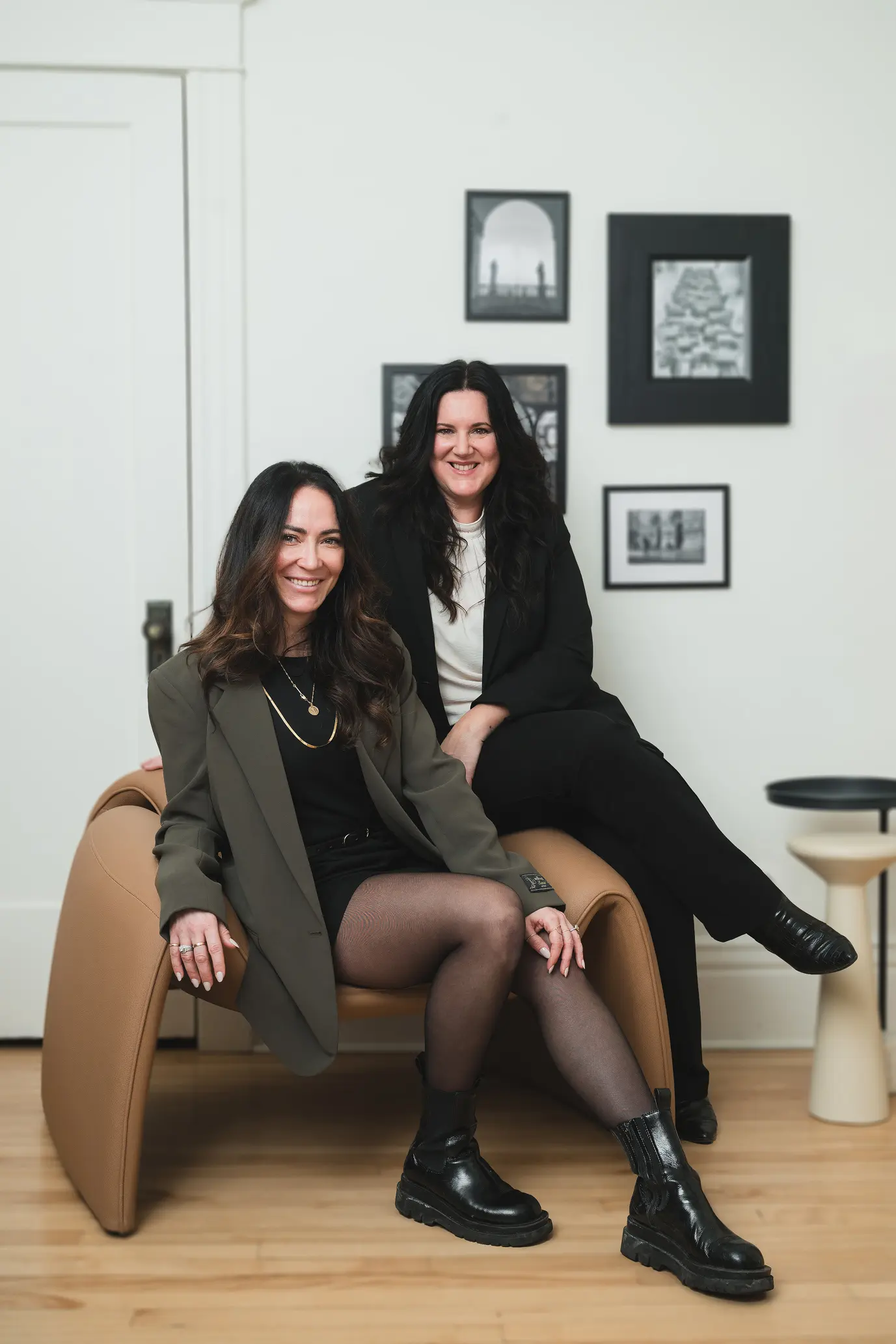 Portrait de l'équipe de Ambria Design, studio de design et d'architecture intérieur à Québec avec Mélissa Laberge et Karine Chainey